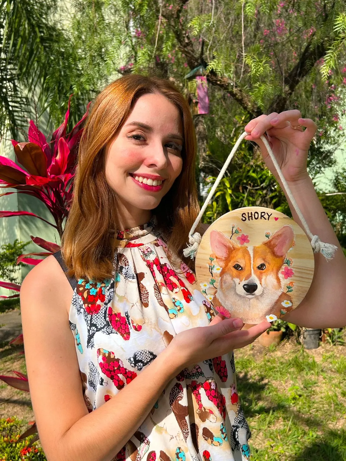 Isabella Rossi, fundadora da Eternize, segurando um retrato de pet pintado à mão